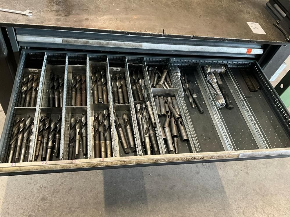 Workbench with drawers