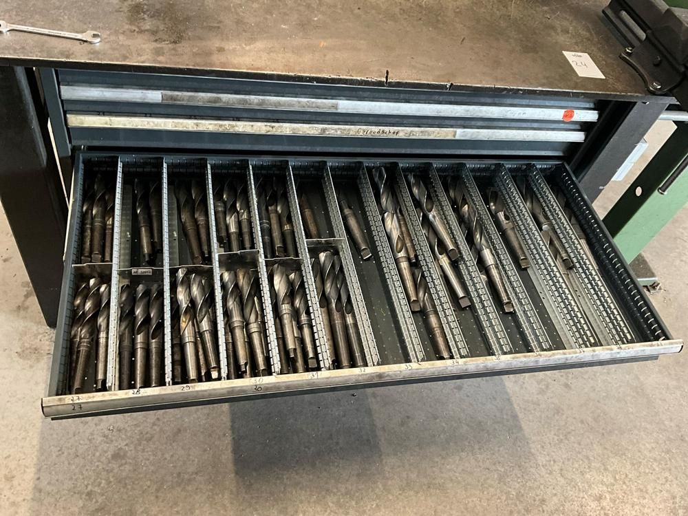 Workbench with drawers