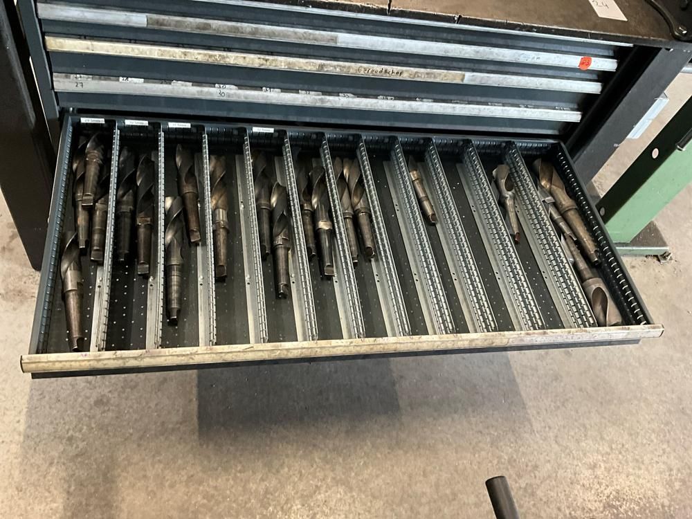 Workbench with drawers