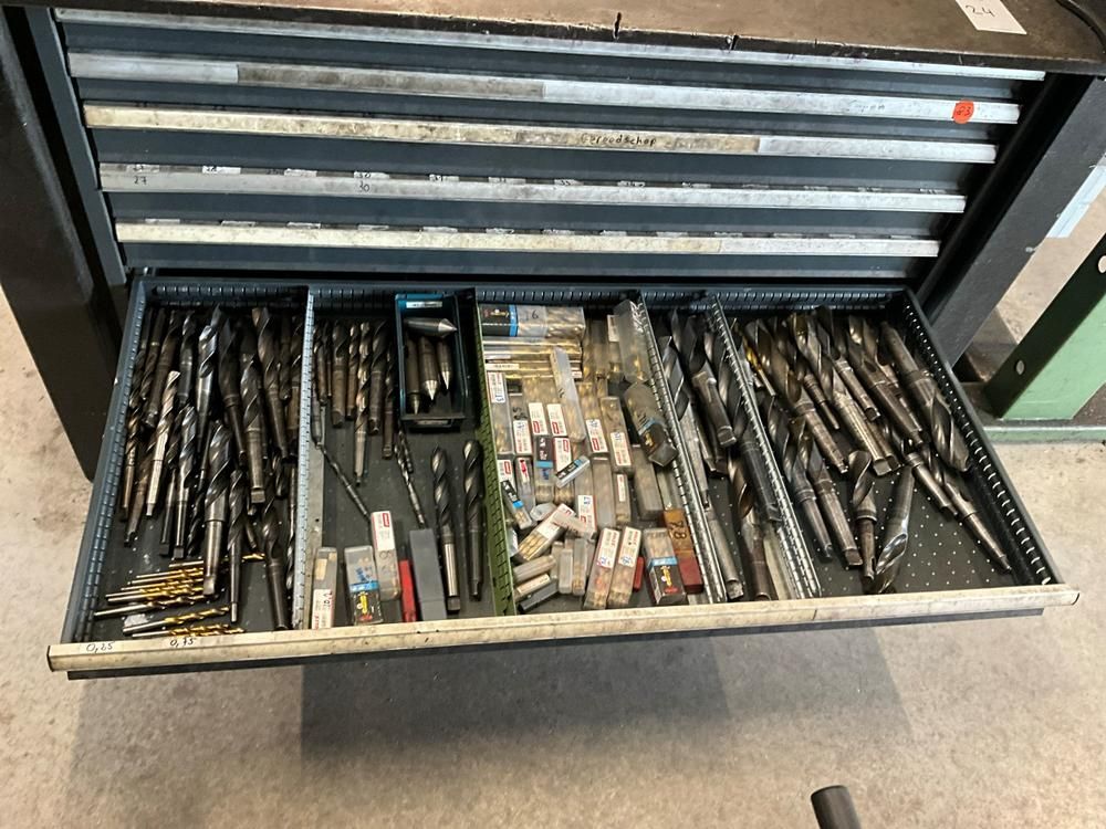 Workbench with drawers