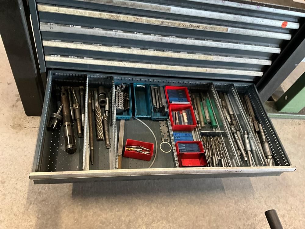 Workbench with drawers