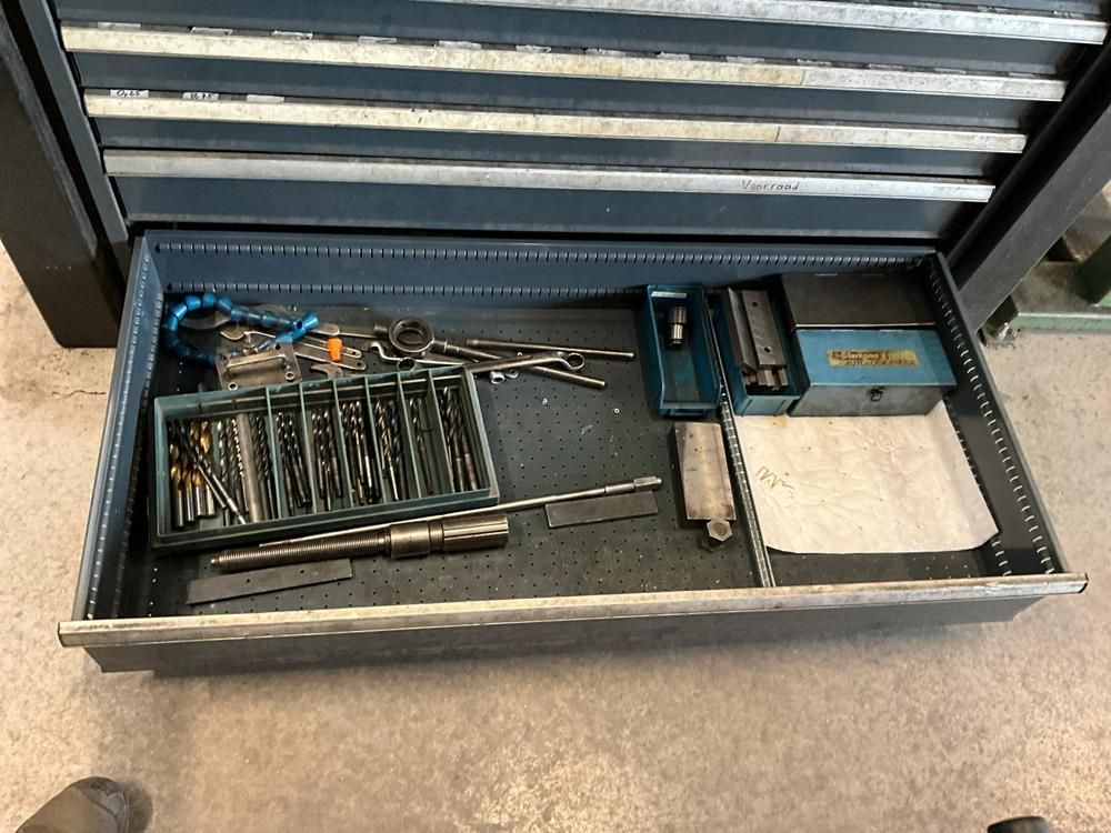 Workbench with drawers