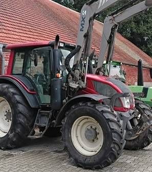 Valtra N113 Hitech5 met voorlader en fronthef