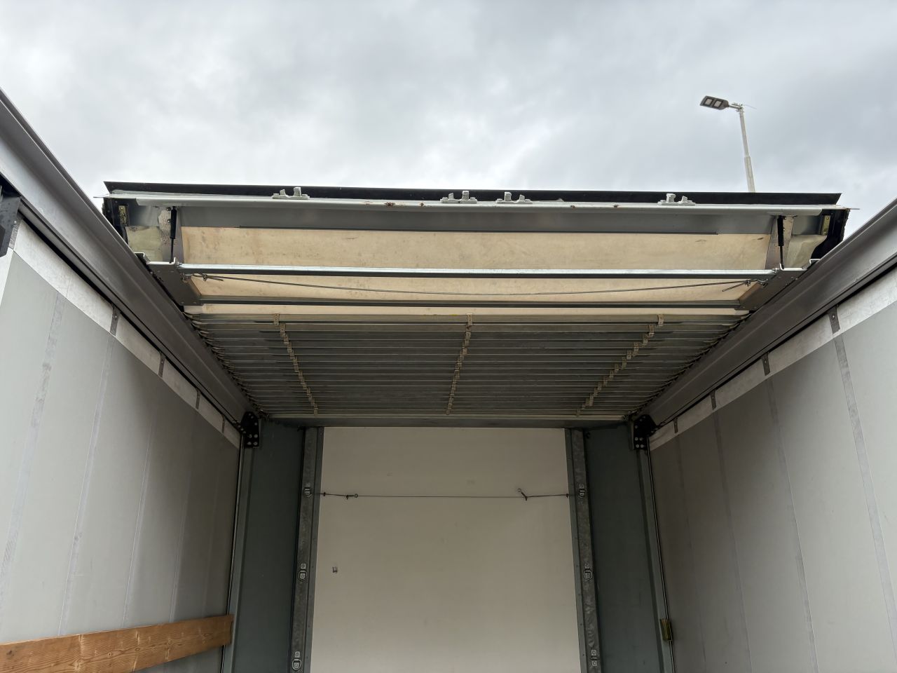 Oplegger TRIAS 21 TON schuifzielen EN SCHUIFDAK