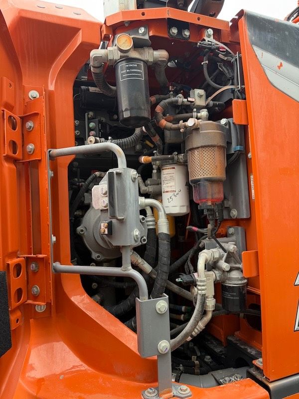 Hitachi ZX 135 US-7