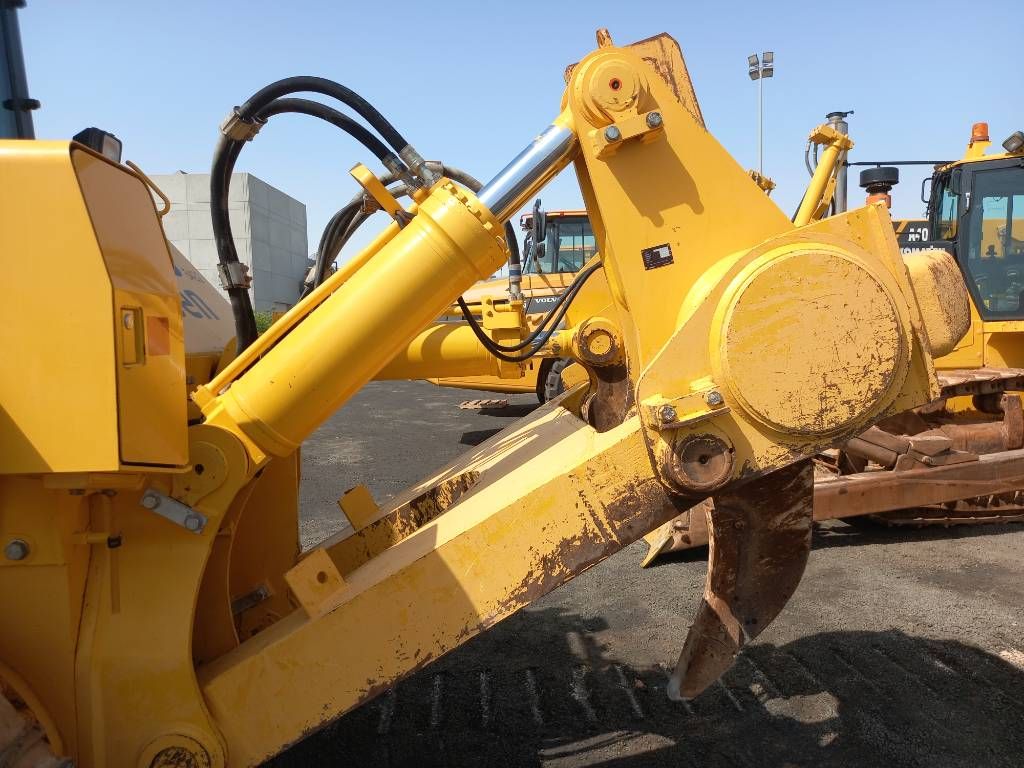 Komatsu D155A-6R (4pcs available for sale in Abu Dhabi)