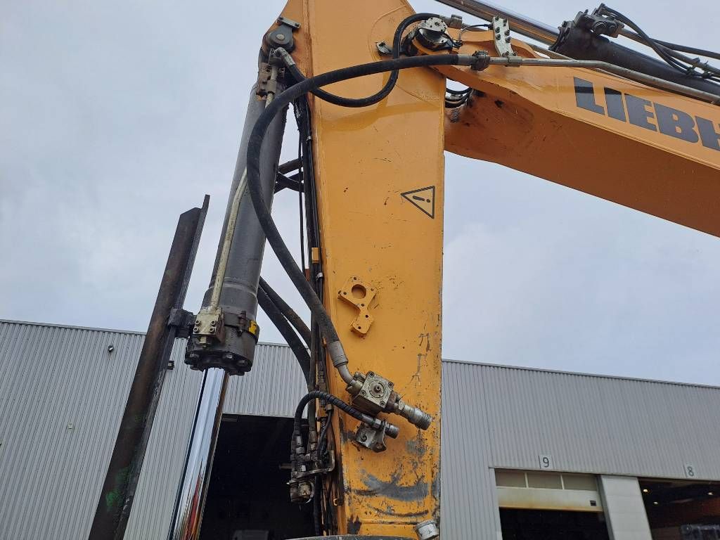Liebherr R946LC