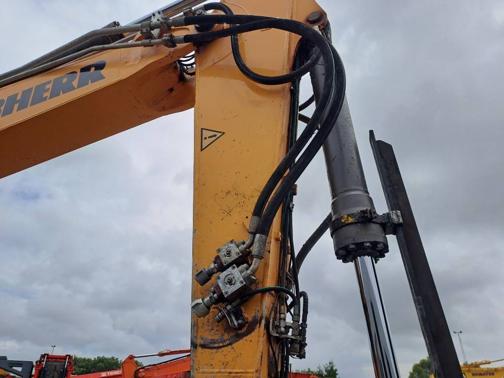 Liebherr R946LC