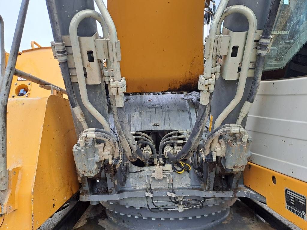 Liebherr R946LC