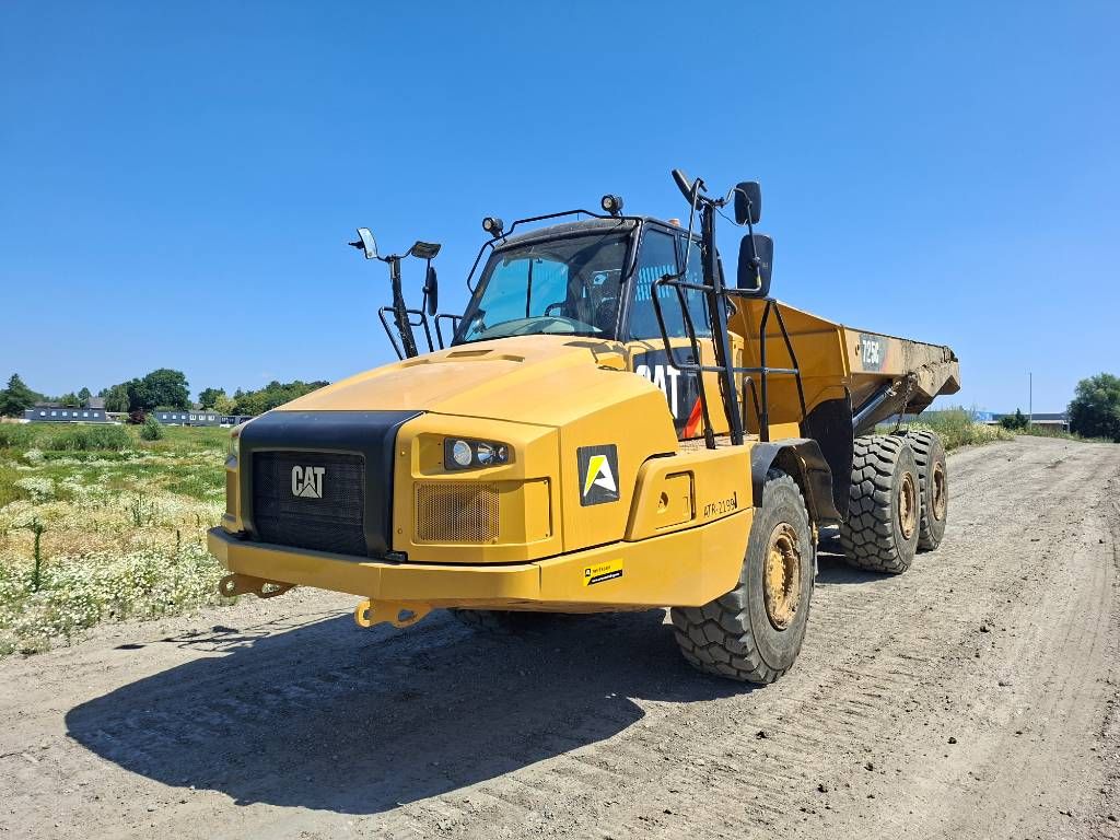 CAT 725C2