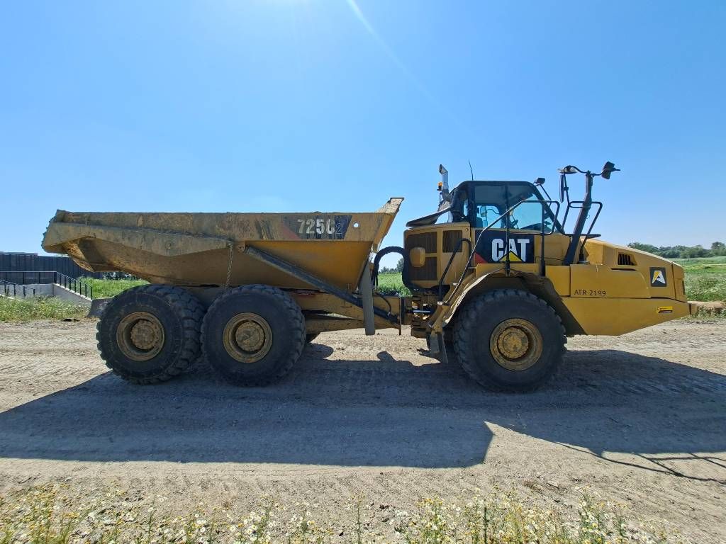 CAT 725C2