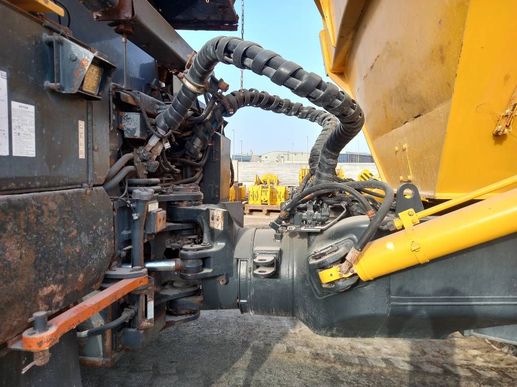 Komatsu HM400-3R (4pcs available for sale in Abu Dhabi)