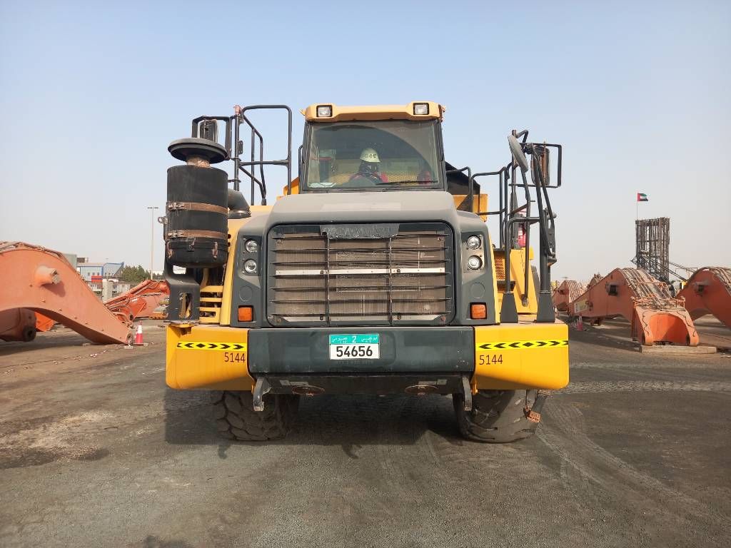 Komatsu HM400-3R (4pcs available for sale in Abu Dhabi)