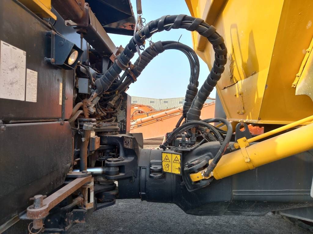 Komatsu HM400-3R (4pcs available for sale in Abu Dhabi)