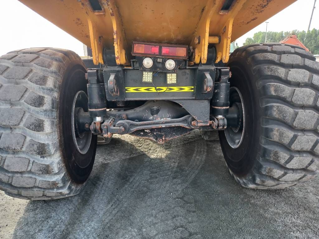 Komatsu HM400-3R (4pcs available for sale in Abu Dhabi)