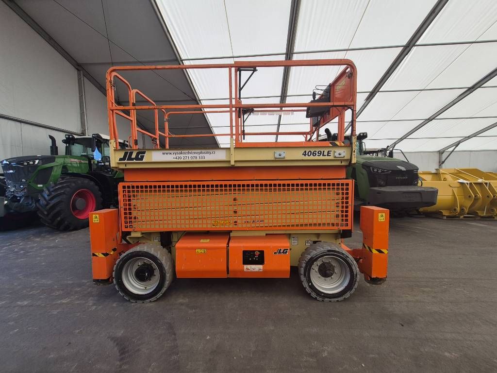 JLG 4096LE + Outiggers (Multiple units available)