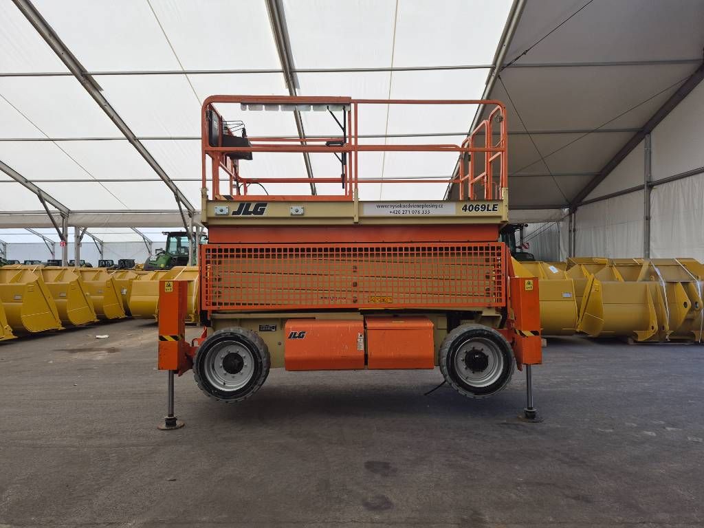 JLG 4096LE + Outiggers (Multiple units available)