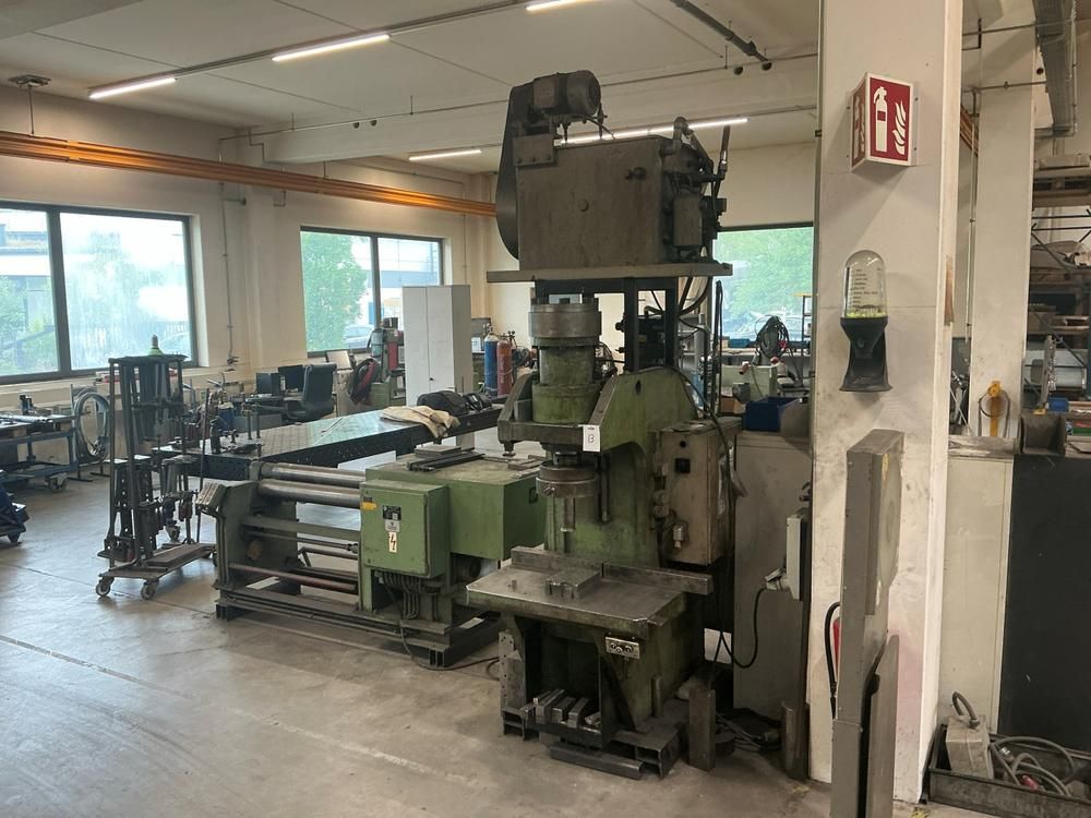 C-frame hydraulic press