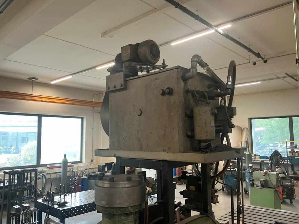 C-frame hydraulic press