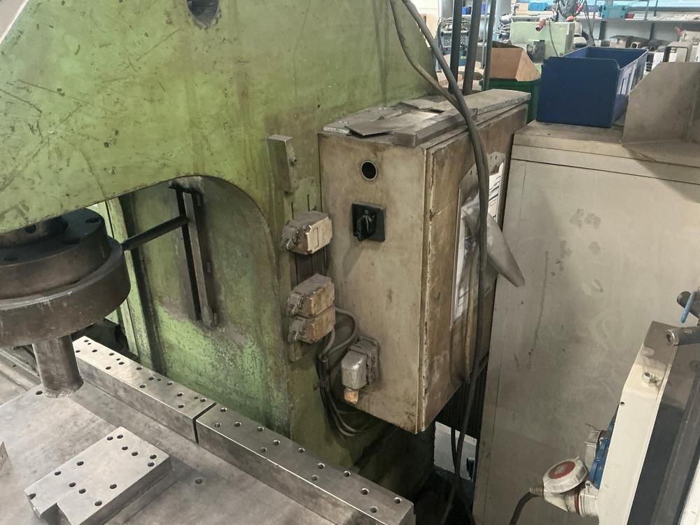 C-frame hydraulic press