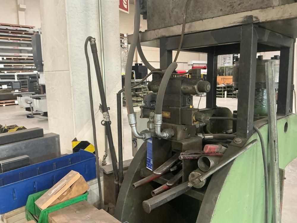 C-frame hydraulic press
