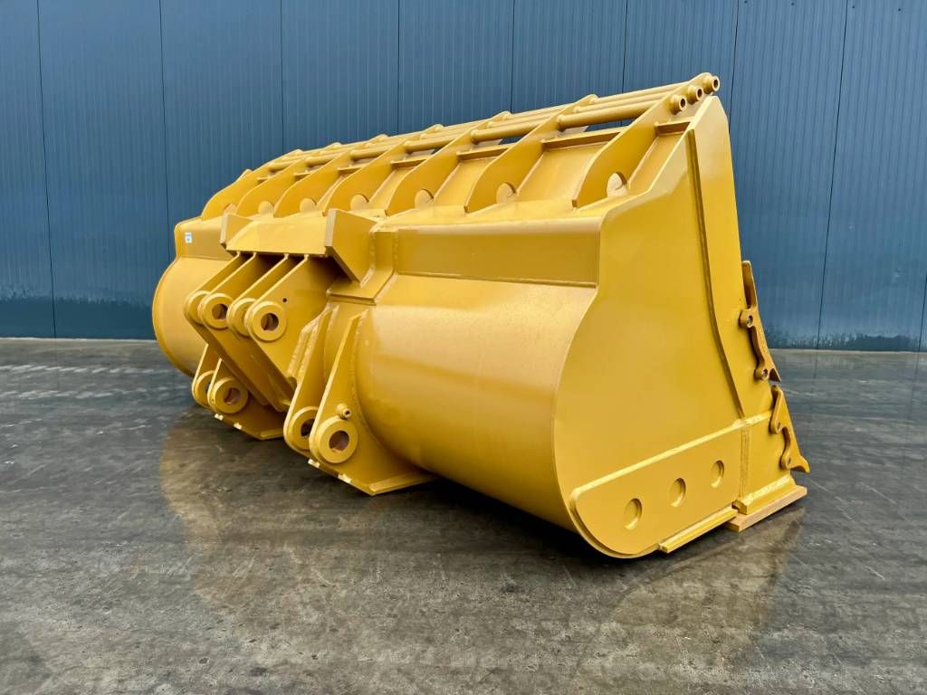 CAT 980 incl. cutting edge + side protectors Toggle f