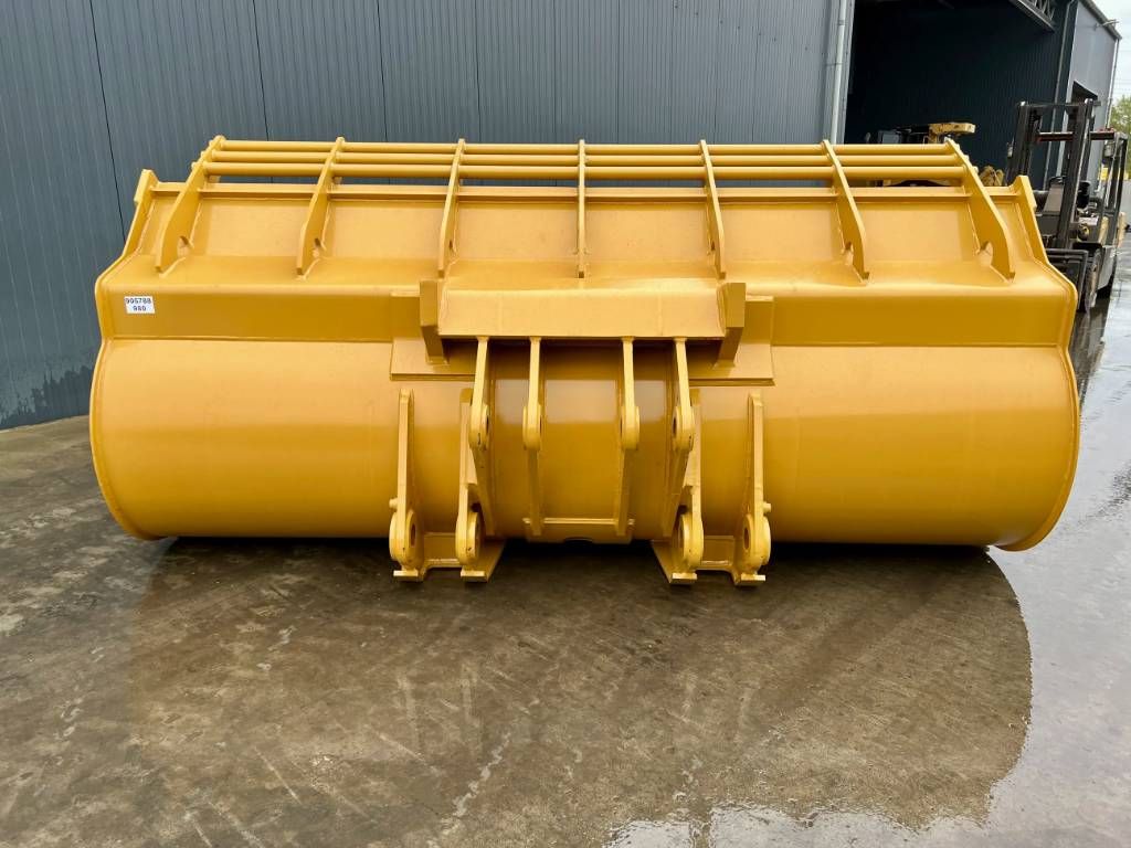 CAT 980 incl. cutting edge + side protectors Toggle f