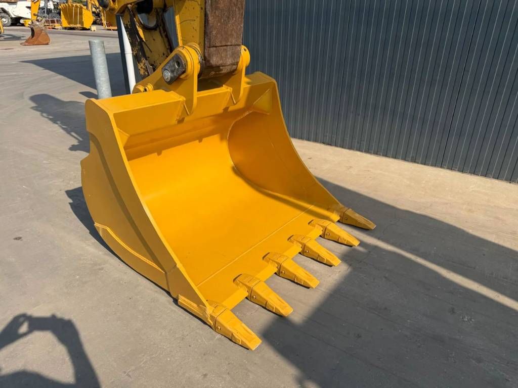 CAT 323D L