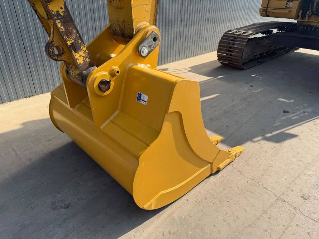 CAT 323D L