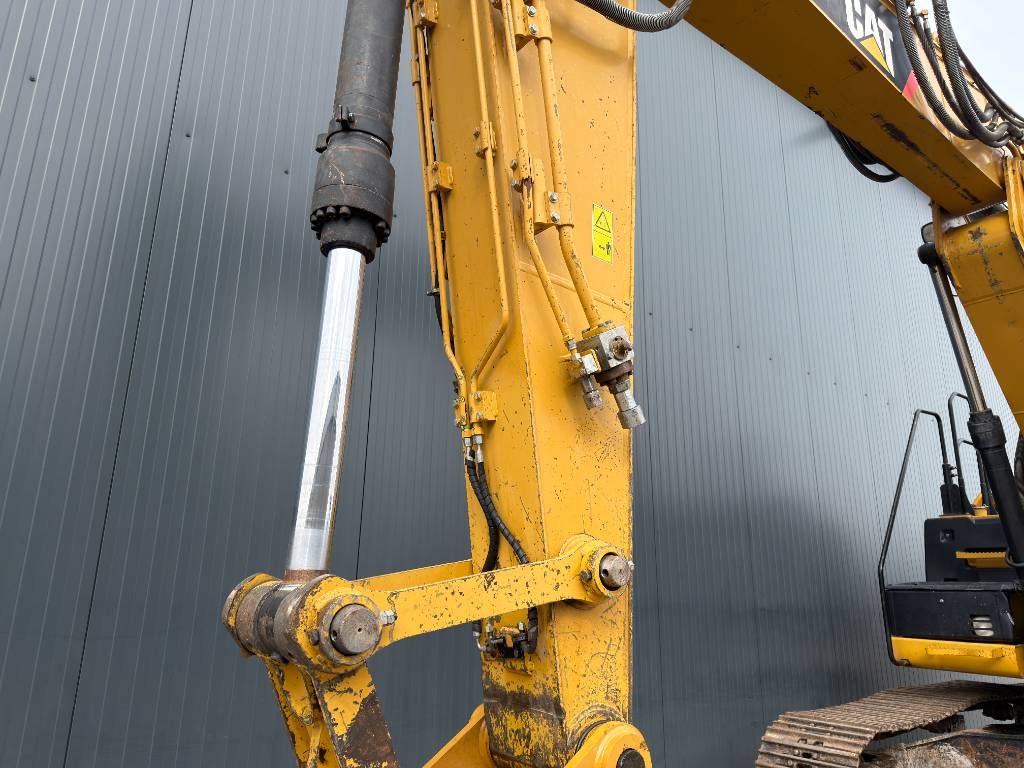 CAT 323EL VA