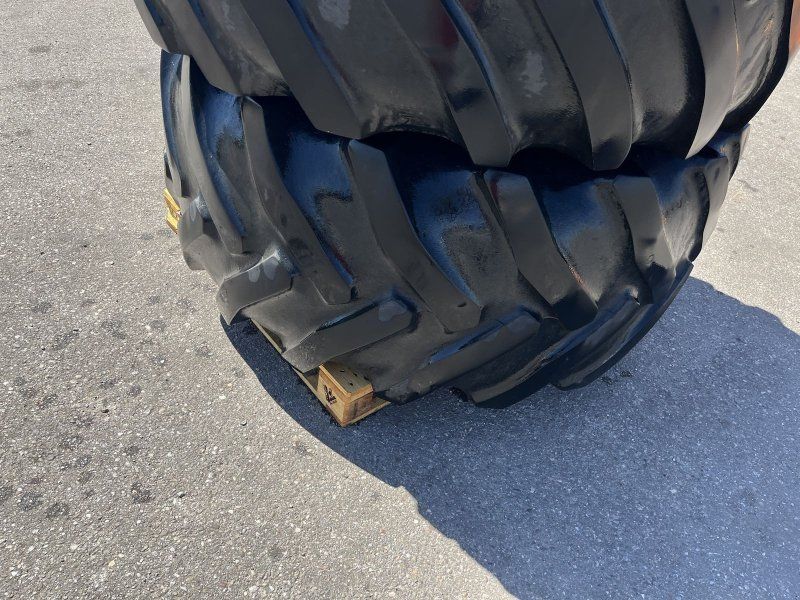 Goodyear 800/65R32