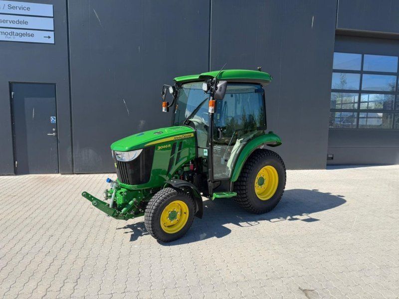 John Deere 3046R