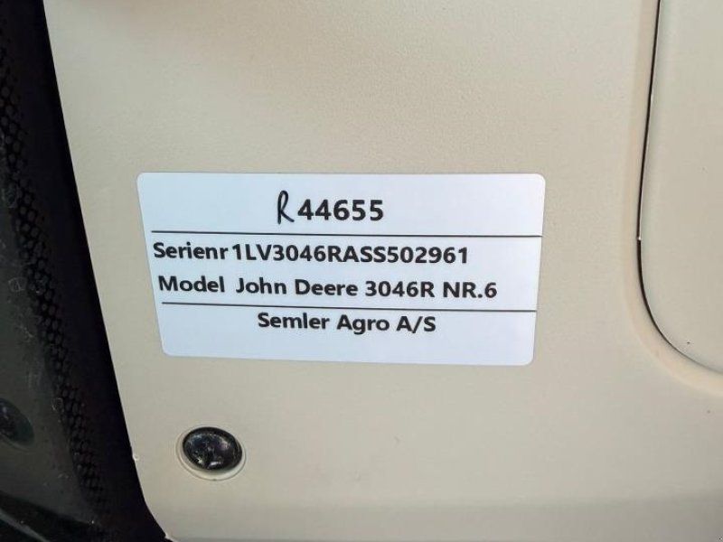 John Deere 3046R
