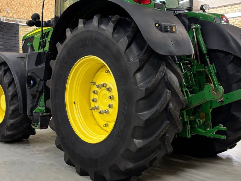 John Deere 6215R