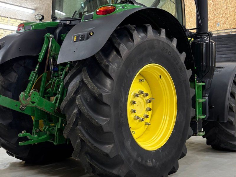 John Deere 6215R