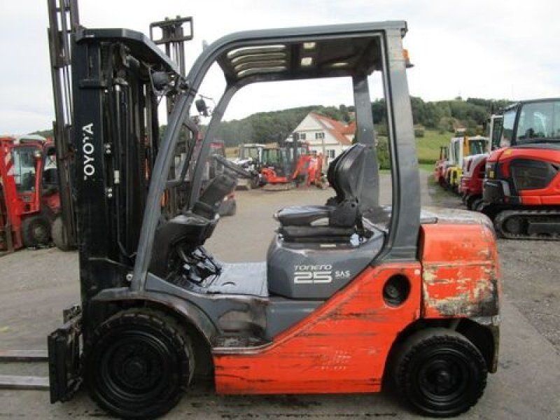 Toyota 8FDF25 Tripl-Freihub 4,7m Seitenschieber