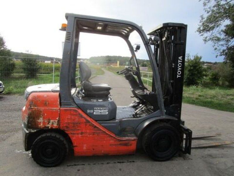 Toyota 8FDF25 Tripl-Freihub 4,7m Seitenschieber