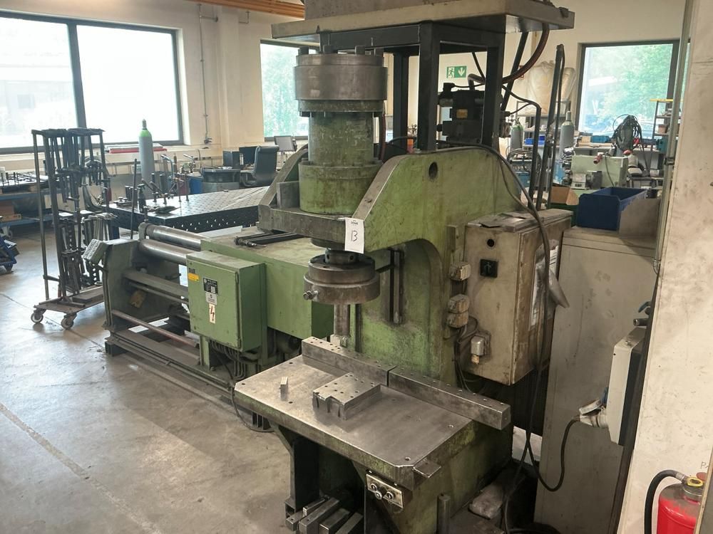 C-frame hydraulic press