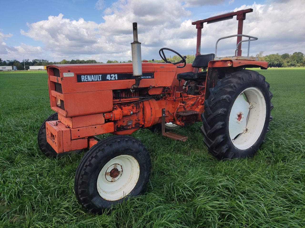 2 Renault tractoren (1 x type 421, 1 x type Super 3D (MWM))