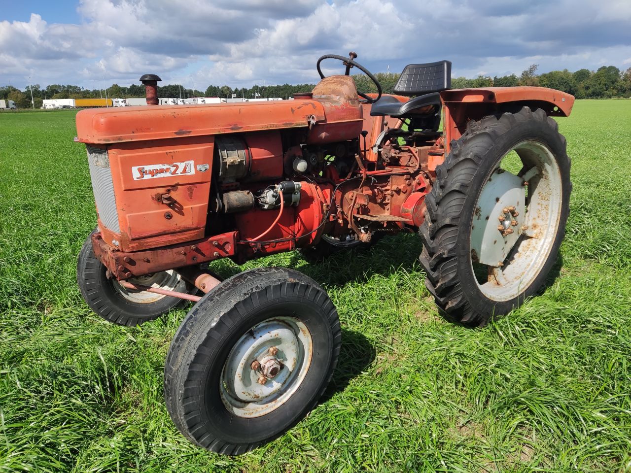 2 Renault tractoren (1 x type 421, 1 x type Super 3D (MWM))