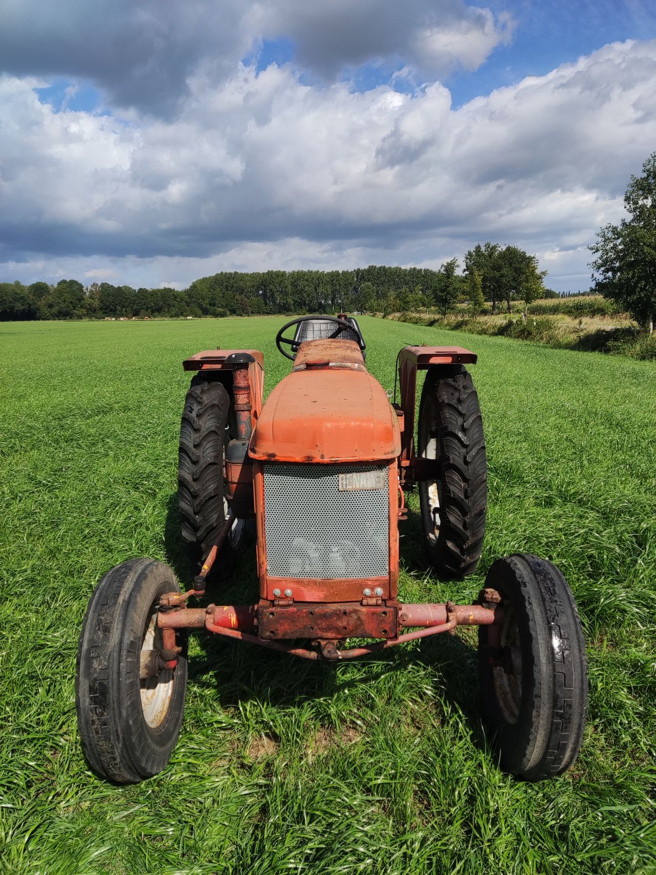 2 Renault tractoren (1 x type 421, 1 x type Super 3D (MWM))
