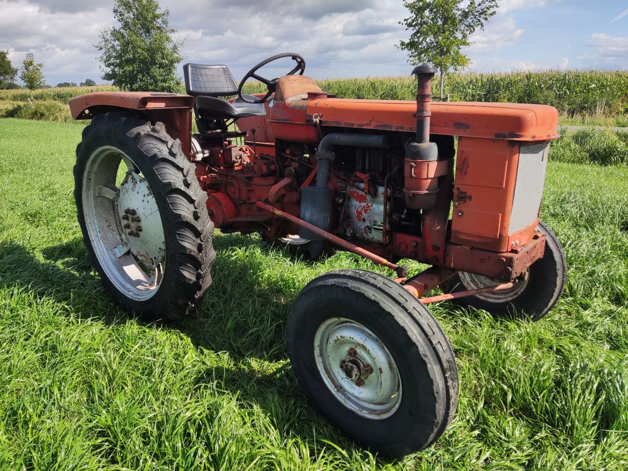 2 Renault tractoren (1 x type 421, 1 x type Super 3D (MWM))