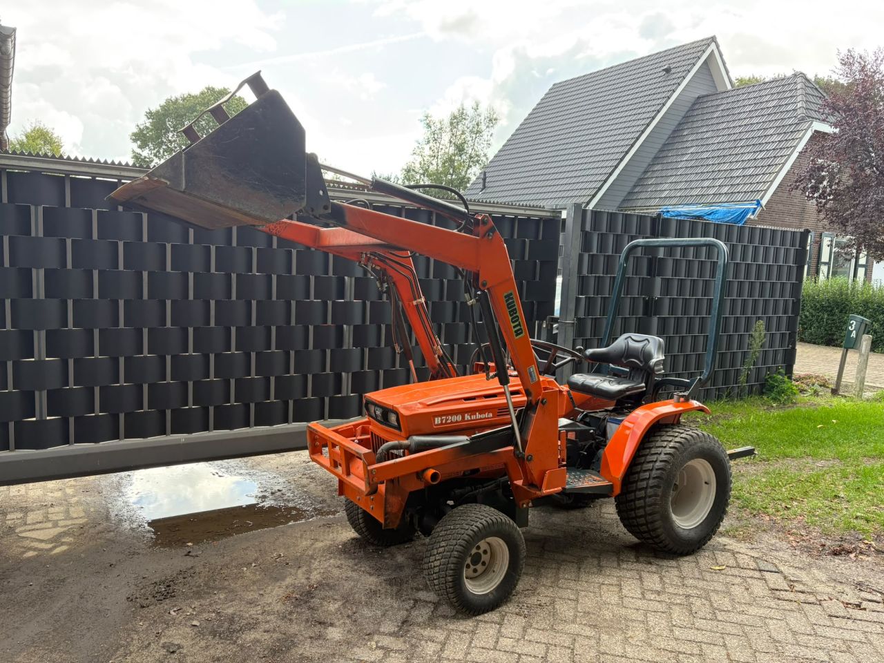 Kubota minitrekker met voorlader minishovel iseki yanmar