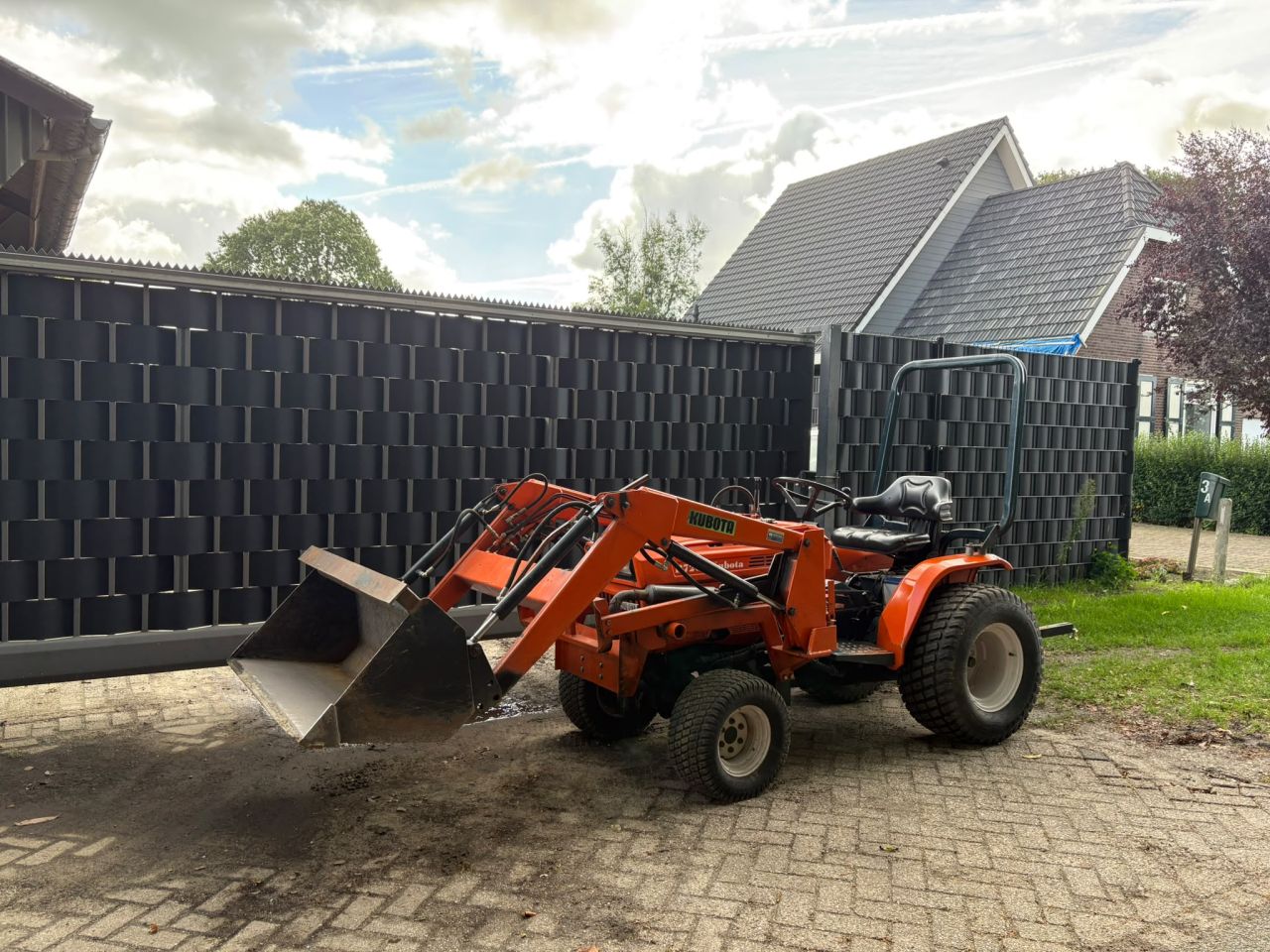 Kubota minitrekker met voorlader minishovel iseki yanmar