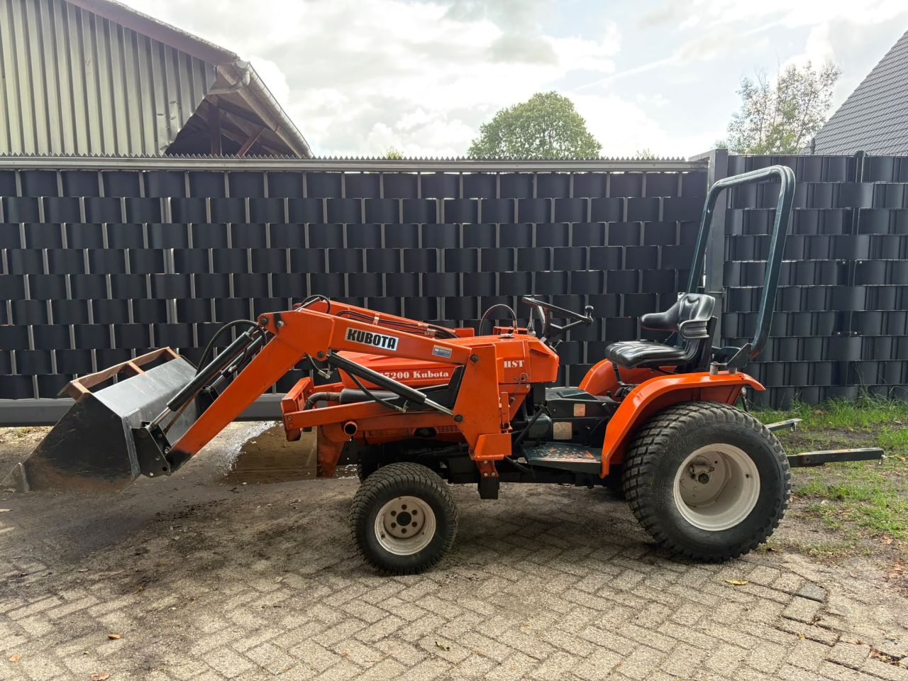 Kubota minitrekker met voorlader minishovel iseki yanmar