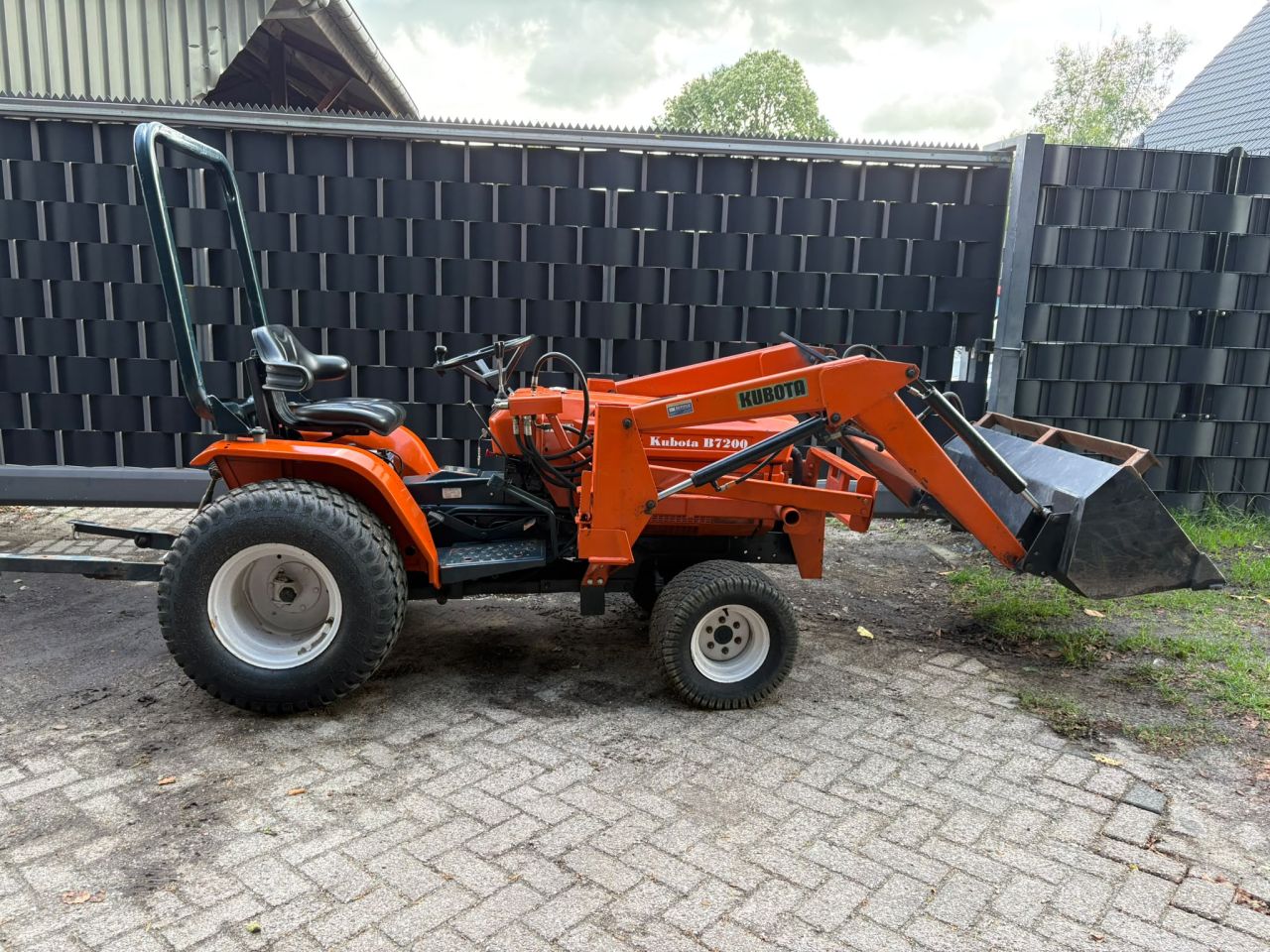Kubota minitrekker met voorlader minishovel iseki yanmar