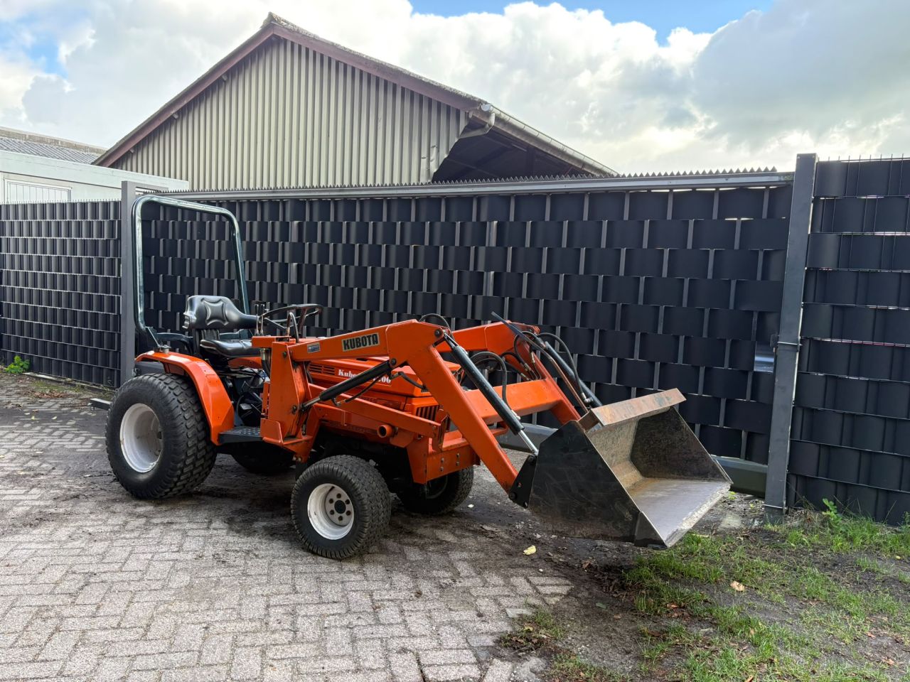 Kubota minitrekker met voorlader minishovel iseki yanmar