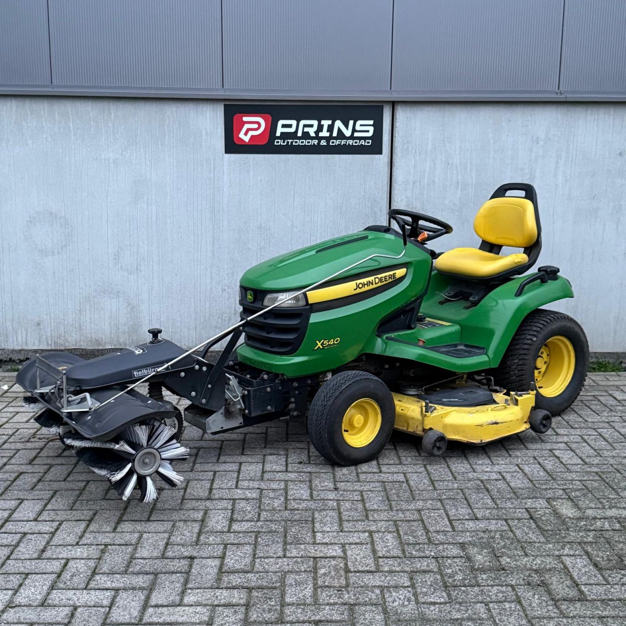 John Deere x540 122 maaidek met bezem