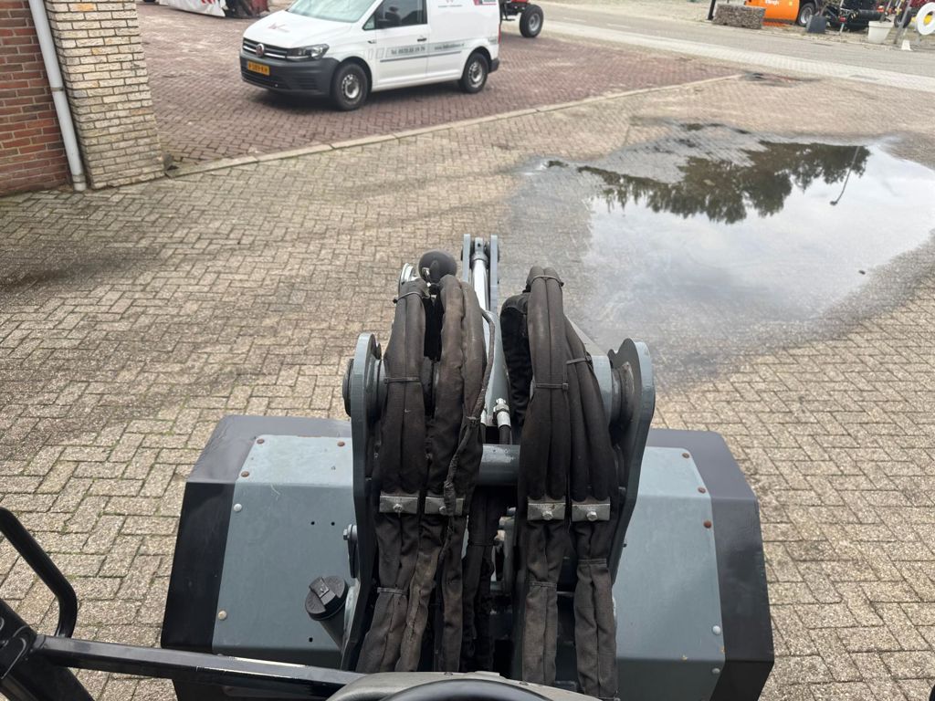 Giant V5003