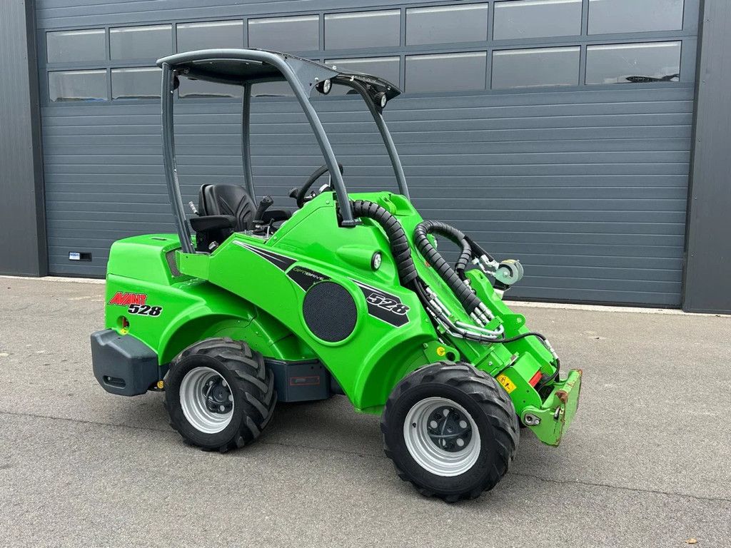 Avant 528 mini-shovel